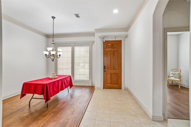 dining area featuring visible vents, ornamental molding, an inviting chandelier, baseboards, and arched walkways