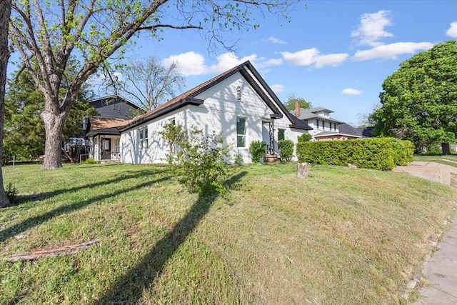 view of front of property with a front yard