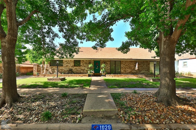 1929 S 13th St, Abilene, TX 79602 - ranch-style home featuring fence, a front lawn, and brick siding