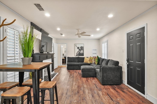 living area with visible vents, baseboards, a ceiling fan, recessed lighting, and wood finished floors