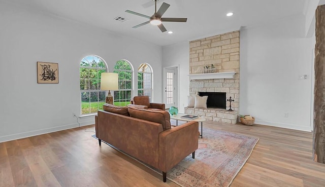 living area with visible vents, baseboards, recessed lighting, wood finished floors, and ceiling fan