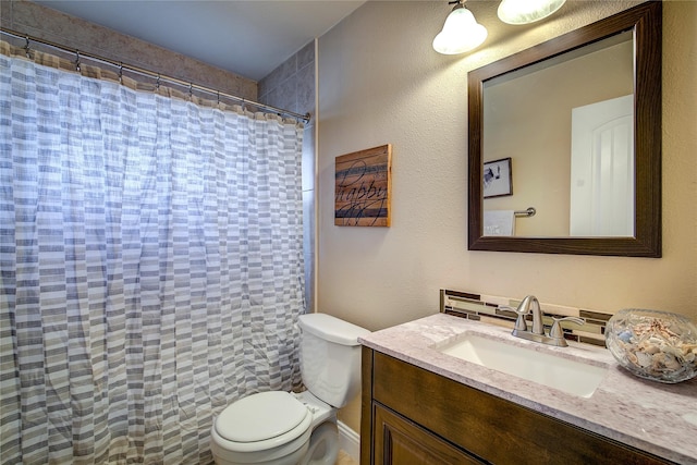 full bathroom with a shower with shower curtain, vanity, and toilet