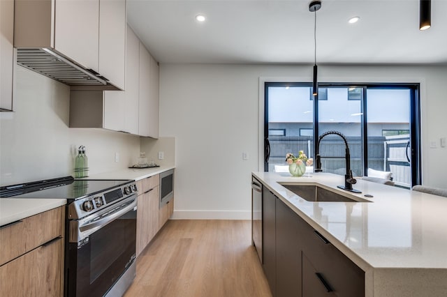 7312 Flyers Way, Dallas, TX 75235 - kitchen featuring appliances with stainless steel finishes, modern cabinets, a sink, light wood-style floors, and recessed lighting