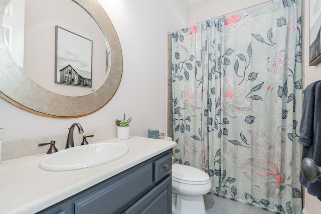 full bath featuring a shower with shower curtain, crown molding, vanity, and toilet