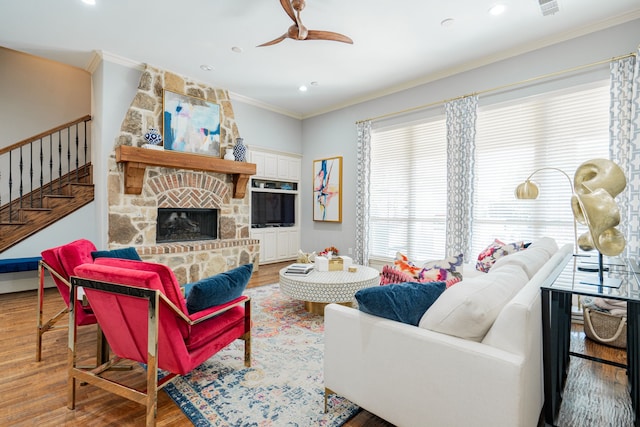 living area with recessed lighting, wood finished floors, crown molding, and a ceiling fan