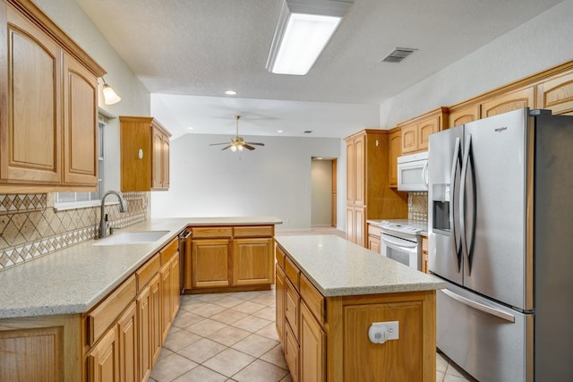 6424 County Road 176, Stephenville, TX 76401 - kitchen featuring stainless steel appliances, visible vents, a sink, a peninsula, and tasteful backsplash