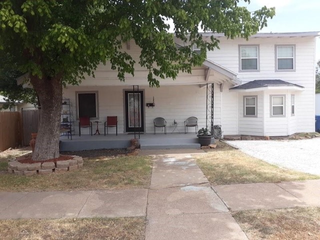 view of front of home with fence and covered porch