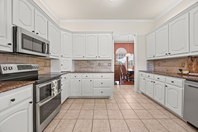 560 Glenn Ln, Red Oak, TX 75154 - kitchen with crown molding, appliances with stainless steel finishes, tasteful backsplash, and white cabinetry