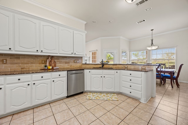 560 Glenn Ln, Red Oak, TX 75154 - kitchen featuring a peninsula, stainless steel dishwasher, visible vents, and a sink