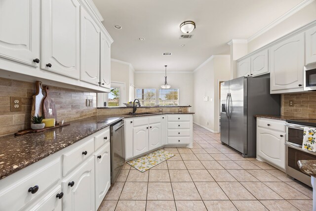 560 Glenn Ln, Red Oak, TX 75154 - kitchen featuring a sink, stainless steel appliances, white cabinets, visible vents, and decorative backsplash