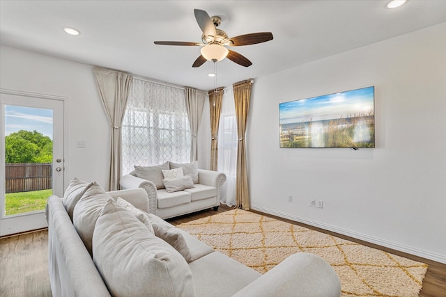 living area with baseboards, a ceiling fan, wood finished floors, and recessed lighting