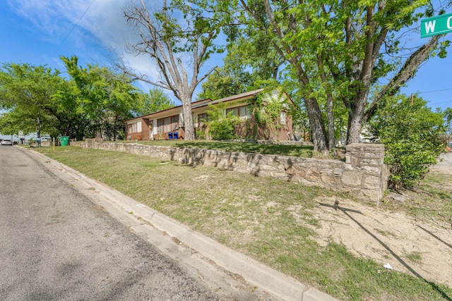 view of front of property featuring a front lawn