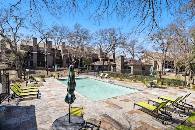 9910 Royal Ln Unit 1402, Dallas, TX 75231 - community pool with a residential view and a patio area