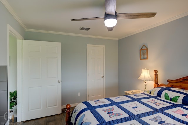 bedroom with dark wood-style floors, ornamental molding, a ceiling fan, and visible vents