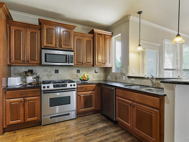 2500 Fountain Cv, Carrollton, TX 75006 - kitchen with backsplash, appliances with stainless steel finishes, a sink, ornamental molding, and dark wood-type flooring