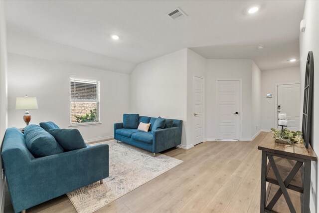 living room with light wood finished floors, baseboards, visible vents, and recessed lighting
