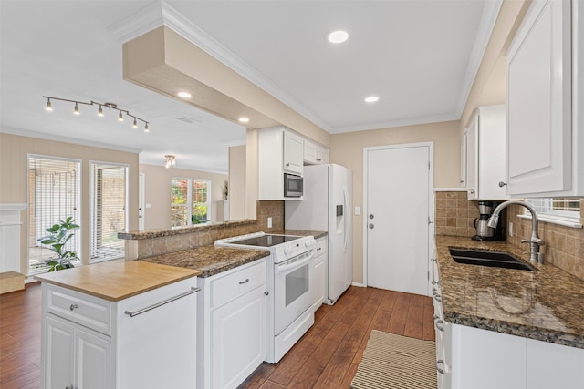 5008 Santa Elena Ct, Granbury, TX 76049 - kitchen with tasteful backsplash, a sink, white appliances, a peninsula, and ornamental molding
