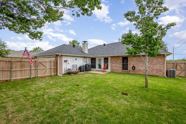 900 Valley View Dr, Lewisville, TX 75067 - back of property featuring a yard, a gate, a fenced backyard, and a patio area