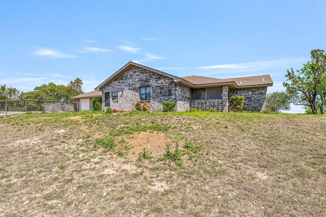 view of front of house featuring fence, a front lawn, and a garage