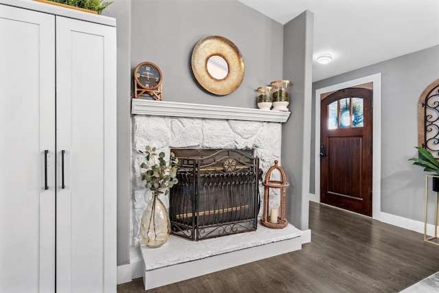 foyer featuring wood finished floors and baseboards