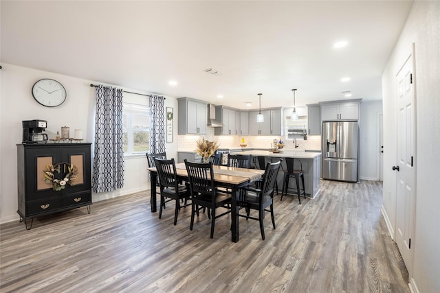 dining room with recessed lighting, baseboards, visible vents, and light wood-style flooring