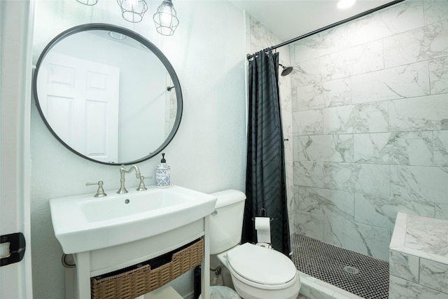 full bath with toilet, a sink, and tiled shower