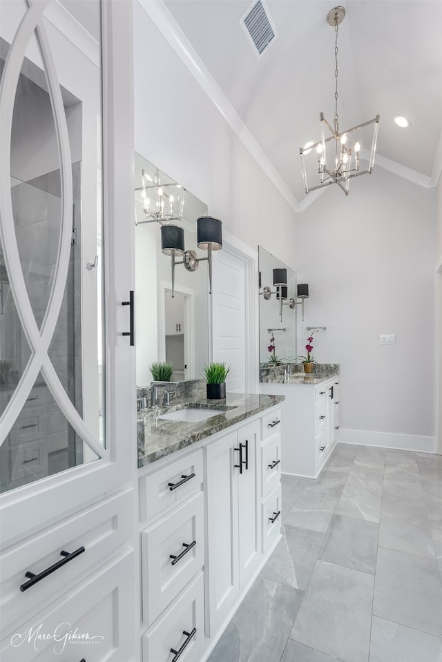 full bathroom with visible vents, a sink, a notable chandelier, and ornamental molding