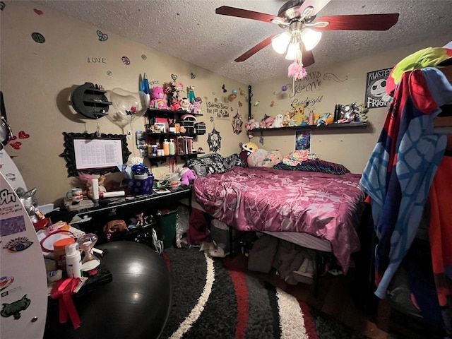 bedroom with lofted ceiling, a textured ceiling, and ceiling fan