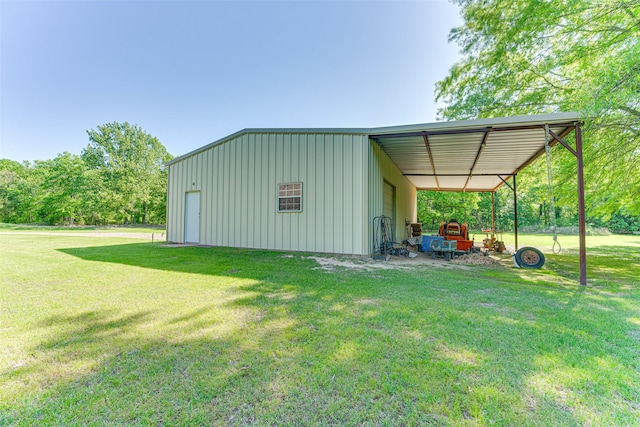 view of pole building featuring a yard