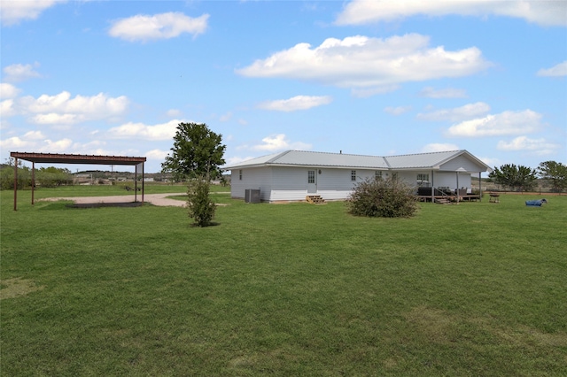 view of yard with a carport