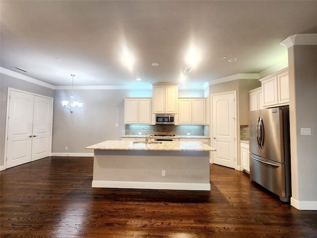 kitchen with stainless steel appliances, a sink, an inviting chandelier, backsplash, and crown molding