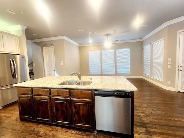 kitchen with stainless steel appliances, dark wood-style floors, a sink, and ceiling fan