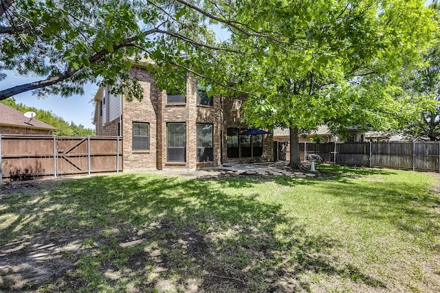 6807 Lagoon Dr, Grand Prairie, TX 75054 - view of yard with a gate and a patio