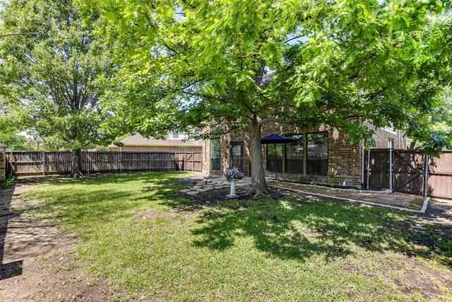 6807 Lagoon Dr, Grand Prairie, TX 75054 - view of yard