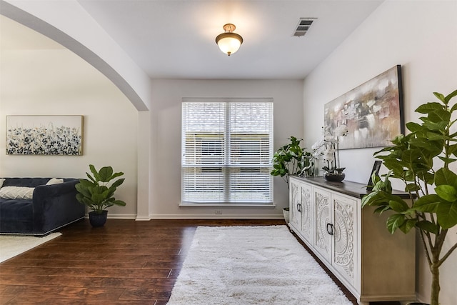 6807 Lagoon Dr, Grand Prairie, TX 75054 - interior space featuring arched walkways, wood finished floors, and baseboards
