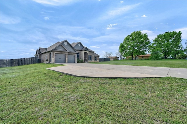 view of front facade featuring fence, a front yard, driveway, and a garage