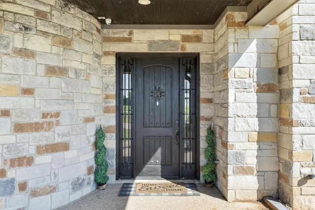 property entrance featuring stone siding