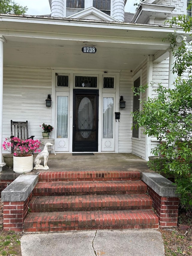 entrance to property featuring a porch