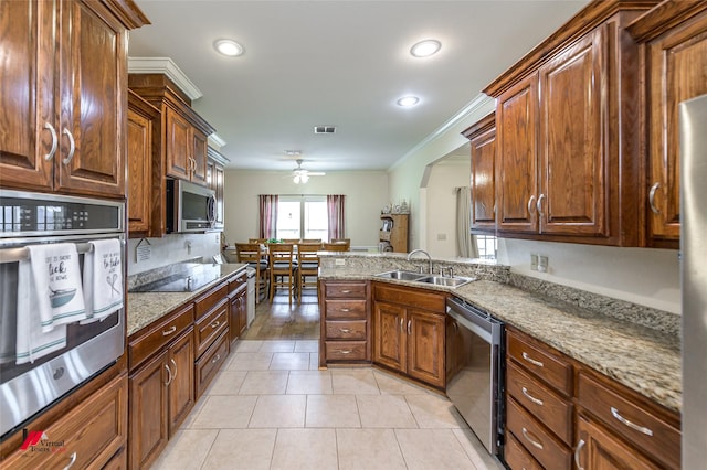 kitchen featuring visible vents, a ceiling fan, a sink, a peninsula, and appliances with stainless steel finishes