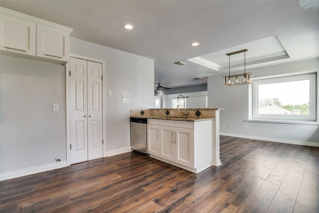 unfurnished living room featuring dark wood-style flooring, baseboards, a notable chandelier, and visible vents