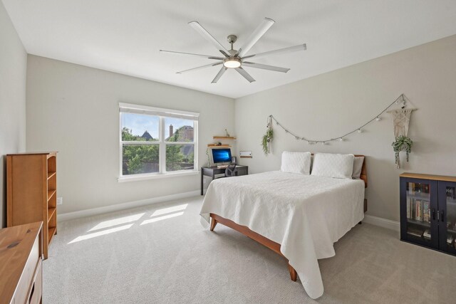 workout room featuring carpet flooring, a ceiling fan, baseboards, and a healthy amount of sunlight