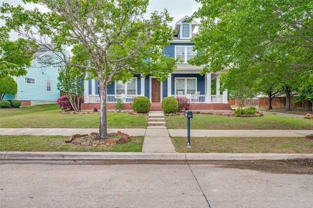 view of front of property with a front lawn, fence, and covered porch