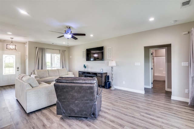 living room with recessed lighting, light wood finished floors, visible vents, baseboards, and ceiling fan