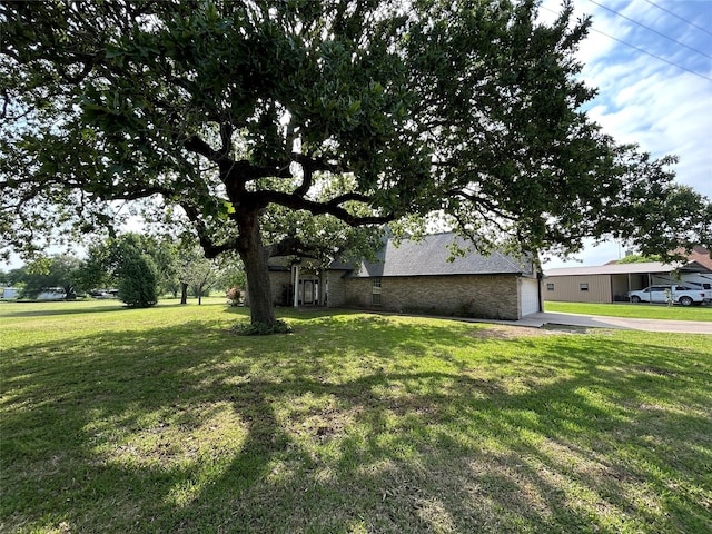 view of front of house with an attached garage, a front lawn, and aphalt driveway