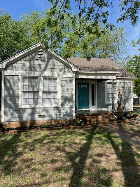 view of front facade with covered porch and a front yard