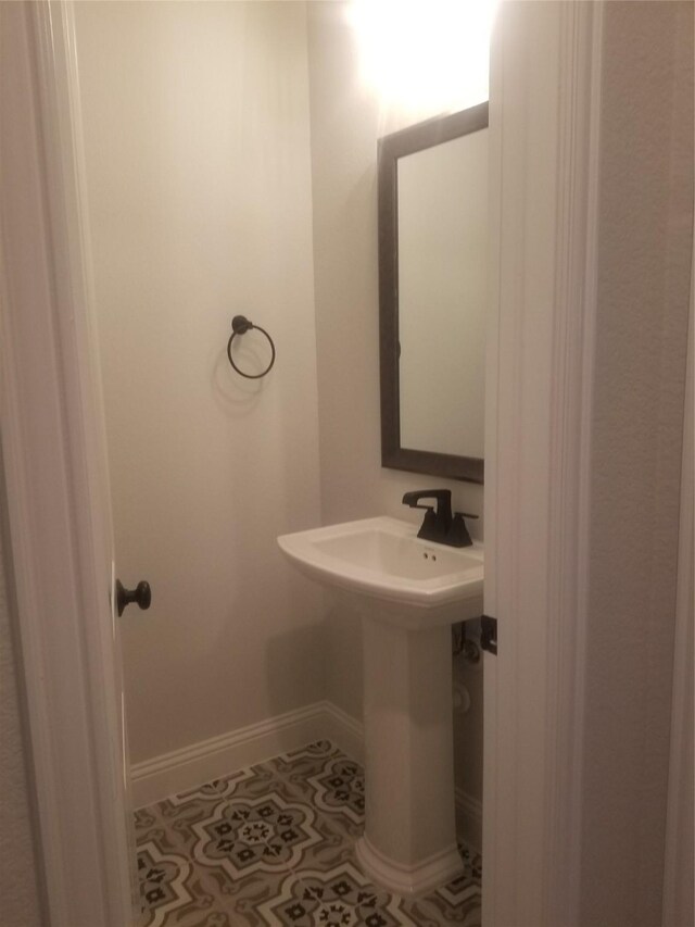 1525 Wild Indigo Dr, Mansfield, TX 76063 - bathroom featuring baseboards and tile patterned flooring