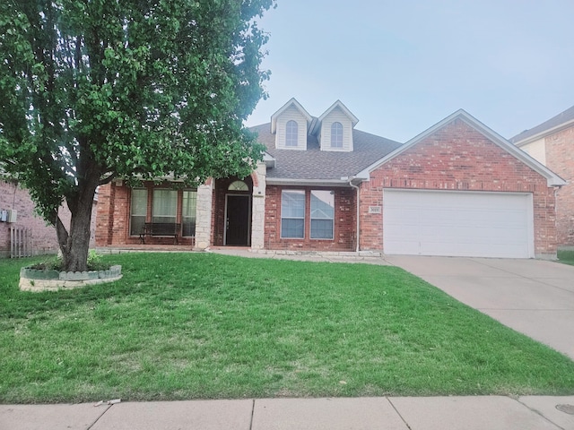 3019 Stallion Xing, Irving, TX 75060 - dining area with lofted ceiling, wood finished floors, visible vents, baseboards, and ceiling fan
