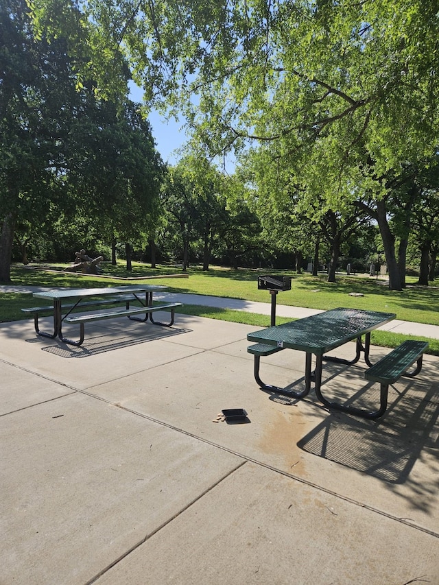 3019 Stallion Xing, Irving, TX 75060 - surrounding community with a yard and mail area