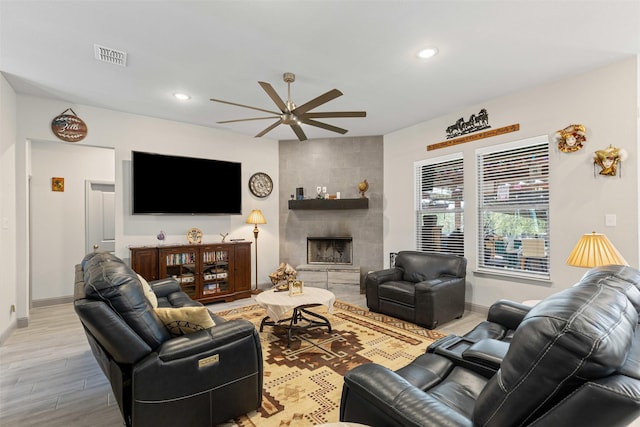living room featuring baseboards, visible vents, recessed lighting, and ceiling fan