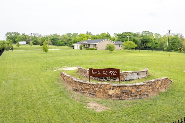 community sign featuring a yard